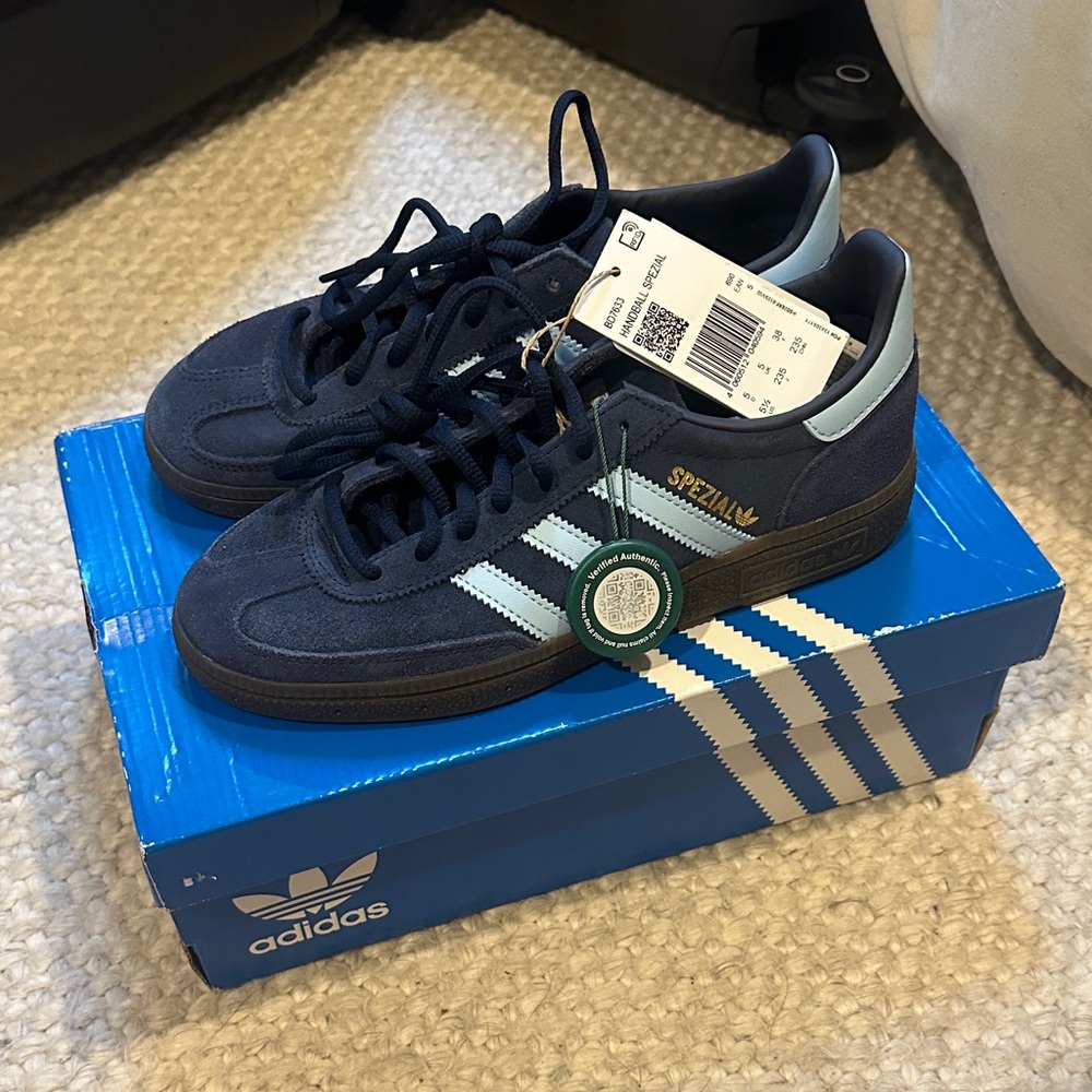 Adidas handball Spezial Sneakers, Navy/clear sky/ gum sole Men's 5.5 women's 7.5